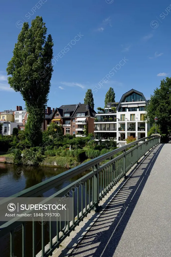 Residential houses, bridge across the Alster river, Leinpfad walkway, Alster river, Goernebruecke bridge