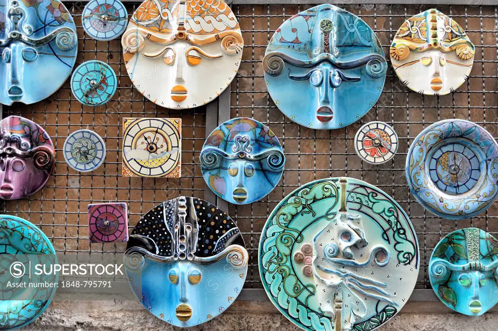 Plates, pottery works, souvenirs, souvenir shop, Orvieto, Province of Terni, Umbria, Italy, Europe