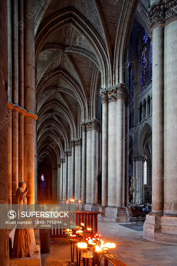 Cathedral of Notre Dame, Reims, aisle, Via Francigena, department of Marne, Champagne-Ardenne region, France, Europe