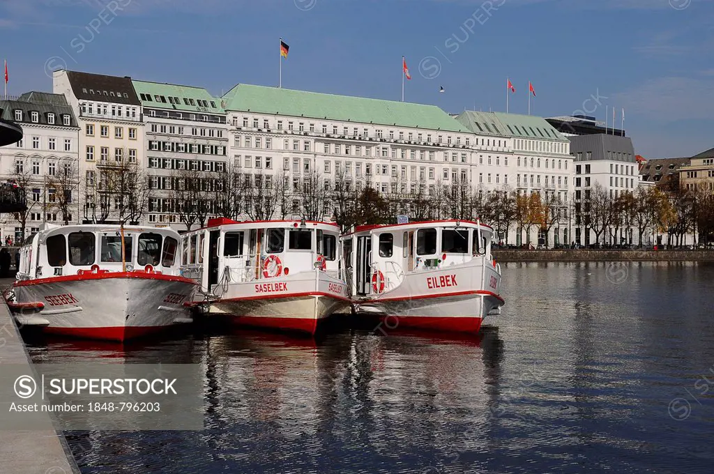 Alsterdampfer boats in front of the Hotel Vier Jahreszeiten, Alster Lake, Hamburg, Germany, Europe