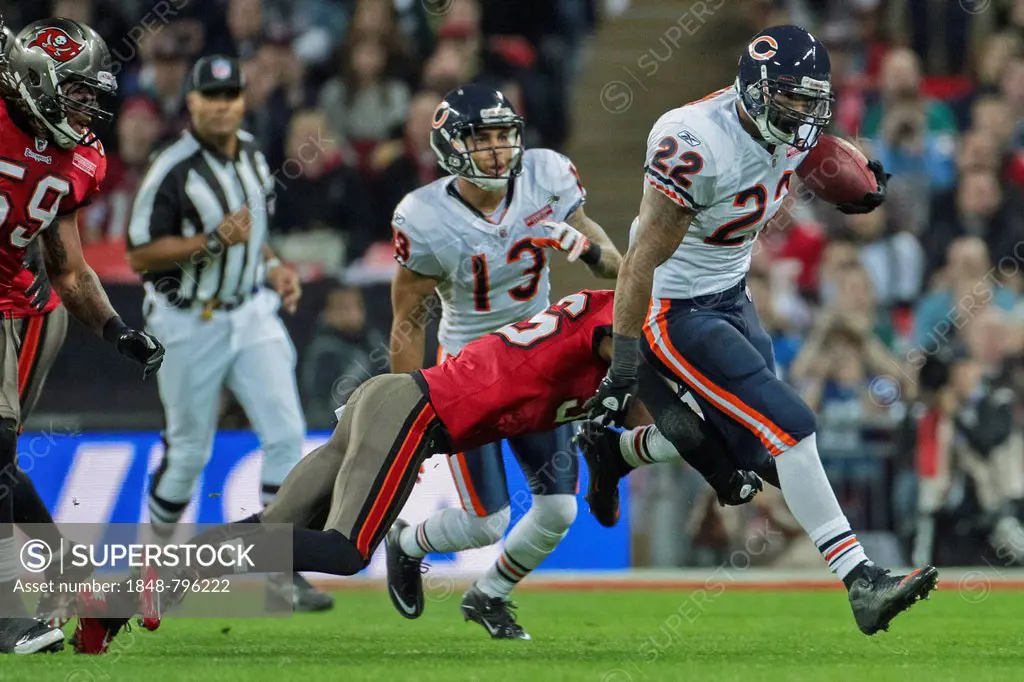 RB Matt Forte, #22 Chicago Bears, runs with the ball during the NFL International game between the Tampa Bay Buccaneers and the Chicago Bears on Octob...