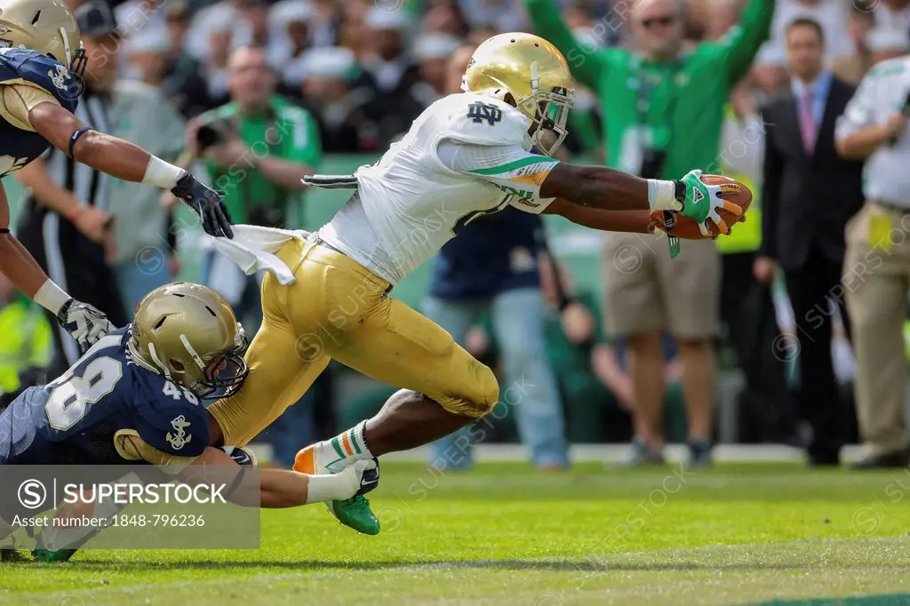 RB Theo Riddick, #6 Notre Dame, scores a touchdown during the NCAA football game between the Navy and the Notre Dame on September 1, 2012 in Dublin, I...