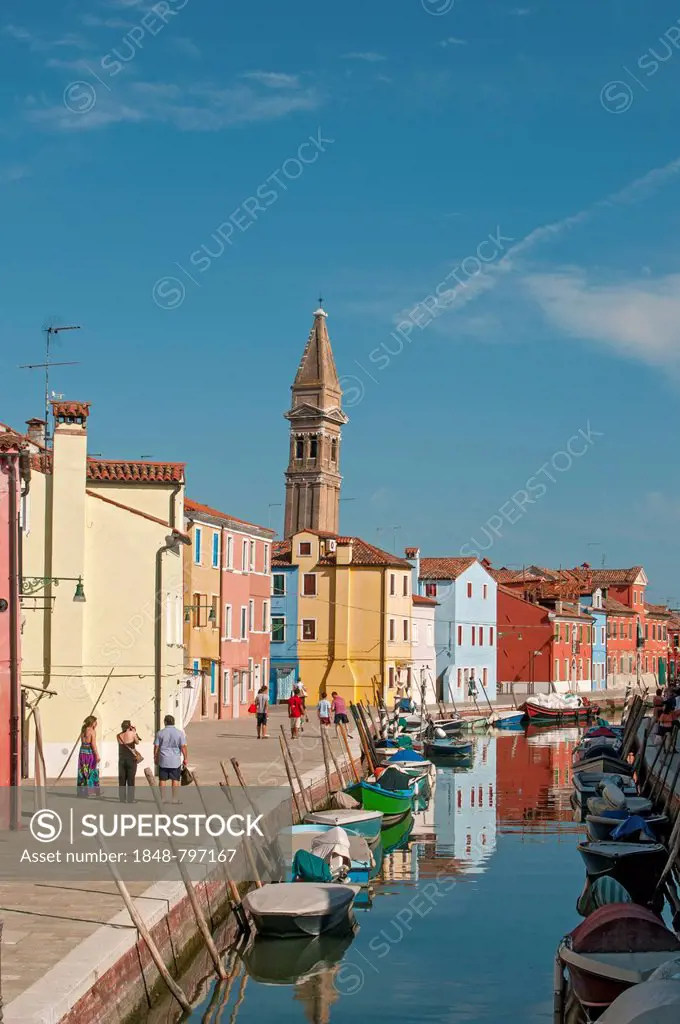 Burano canal with Leaning Tower of Church of San Martino, Fondamenta della Pescheria, Venice, Veneto, Italy, Europe
