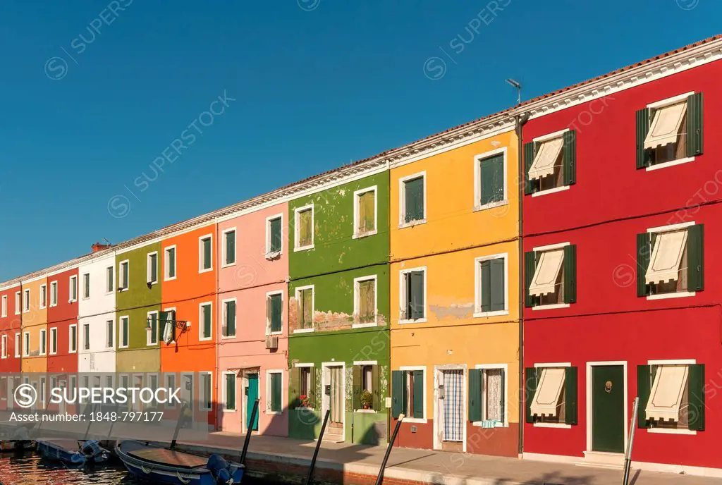 Brightlty painted houses, Fondamenta di Cao Moleca, Burano, Venice, Veneto, Italy, Europe