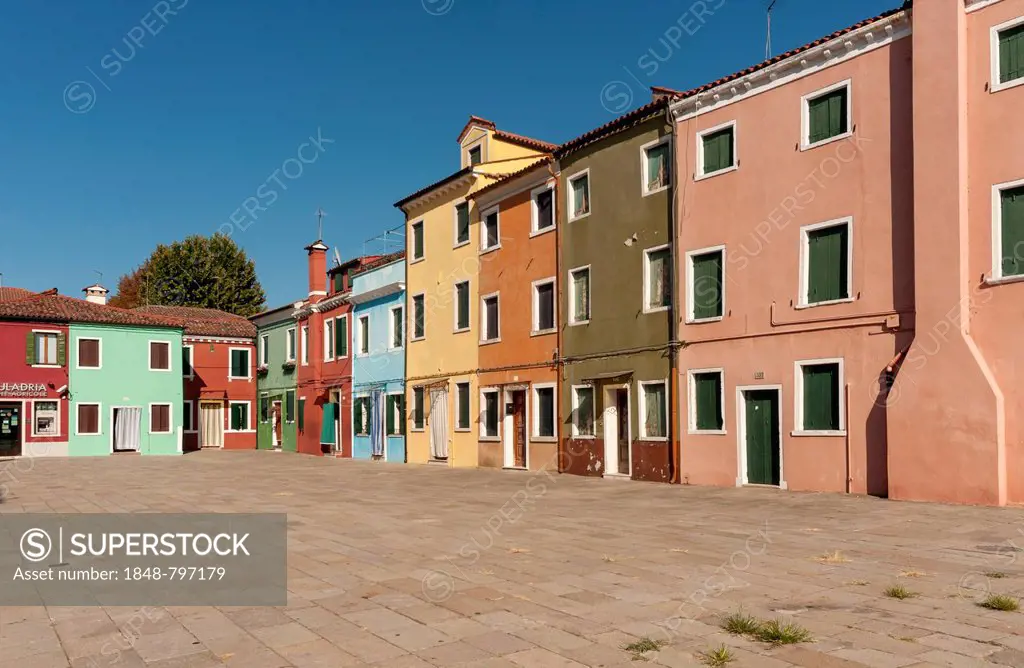 Brightly painted houses, Piazza Baldassarre Galuppi, Burano, Venice, Veneto, Italy, Europe