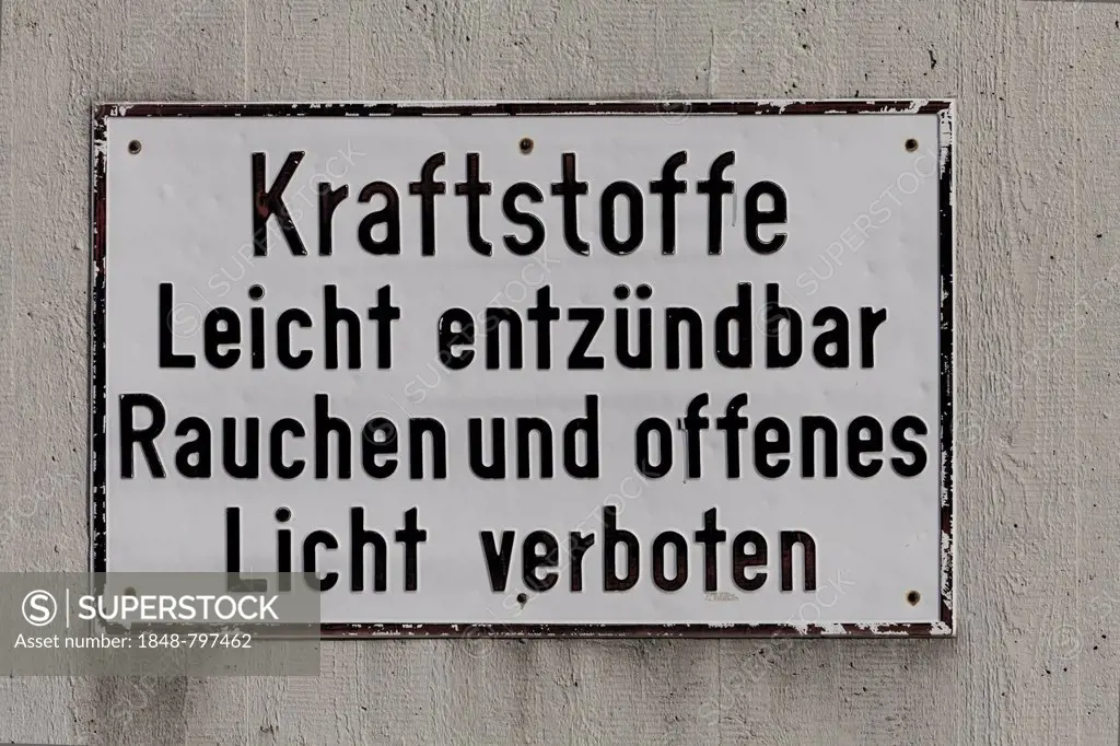 Warning sign, Kraftstoffe, leicht entzündbar, Rauchen und offenes Licht verboten, German for fuels and flammables, no smoking, no naked flames