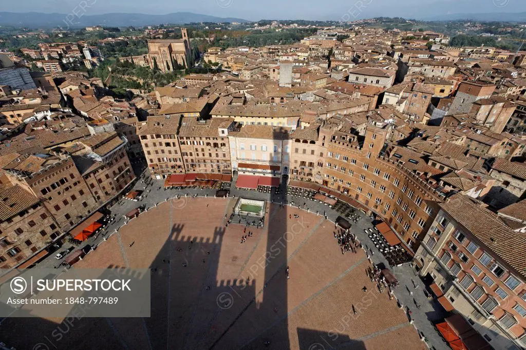 View from Torre del Mangia, the town hall tower, over the Piazza del Campo, Siena, Tuscany region, province of Siena, Italy, Europe