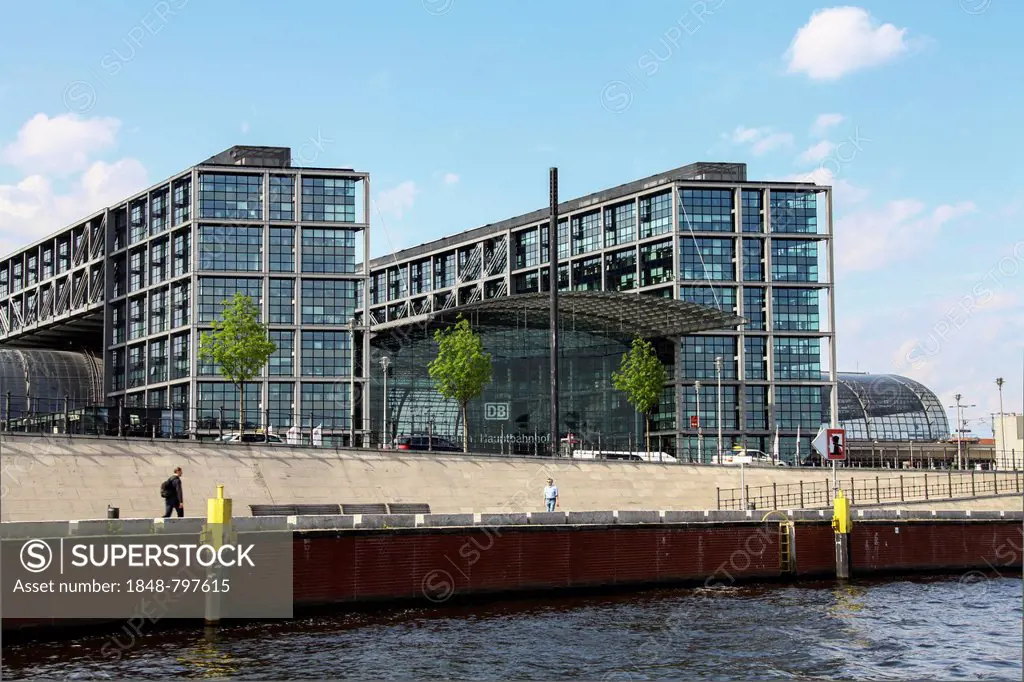 Berlin central station, seen across the Spree river, banks of the Spree river, Berlin, Germany, Europe