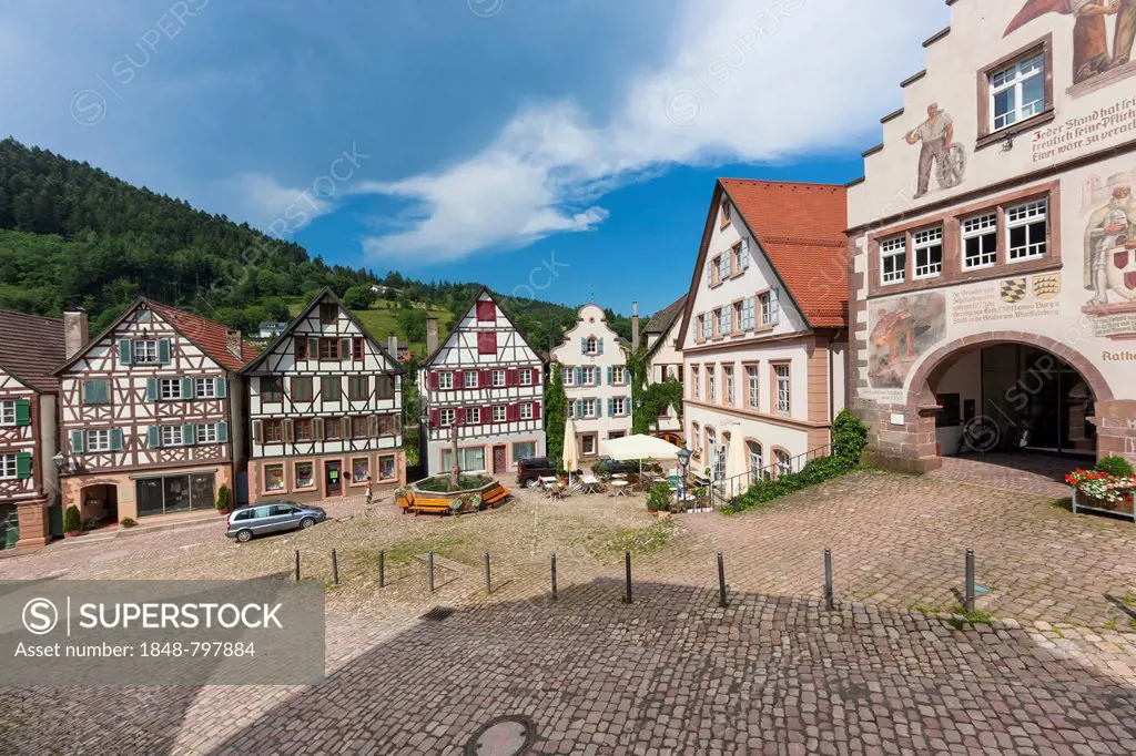 Half-timbered houses, Marktplatz square with the town fountain, Schiltach in the Kinzig Valley, Black Forest, Baden-Wuerttemberg, Germany, Europe, Pub...