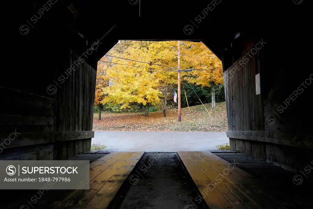 Warren Covered Bridge in autumn, Lincoln Gap, Warren, Vermont, USA