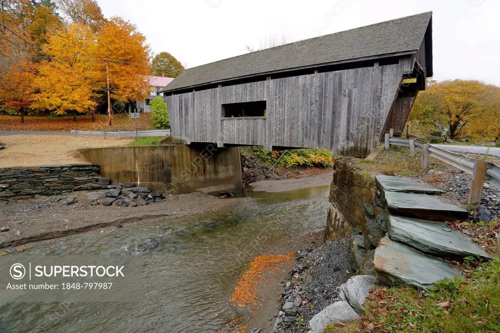 Warren Covered Bridge in autumn, Lincoln Gap, Warren, Vermont, USA
