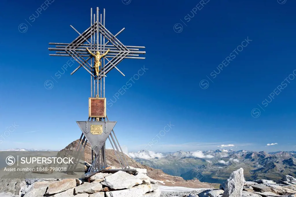 Summit cross on Magerstein mountain, Fernerkoepfl mountain and Schneebiger Nock mountain at the back, province of Bolzano-Bozen, Italy, Europe
