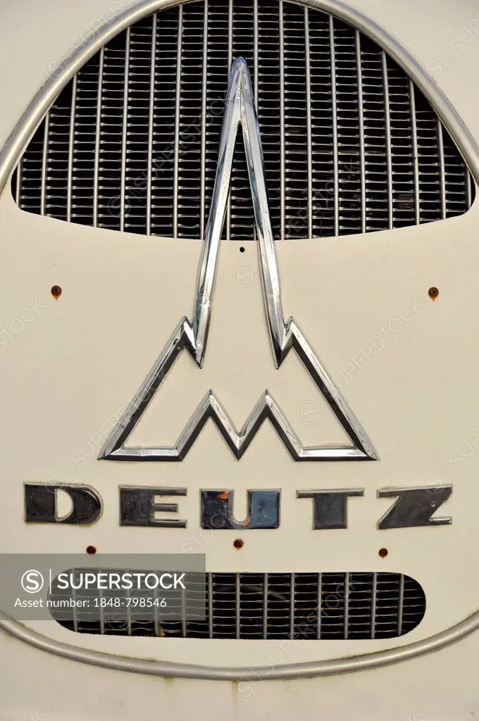 Company logo of Magirus-Deutz on the radiator of a vintage Sirius Rundhauber truck, built around 1951, Messe Karlsruhe