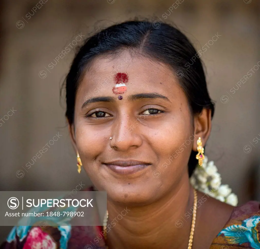 Woman with bindi on her forehead wearing gold ear rings, portrait, Meenakshi Amman Temple or Sri Meenakshi Sundareswarar Temple