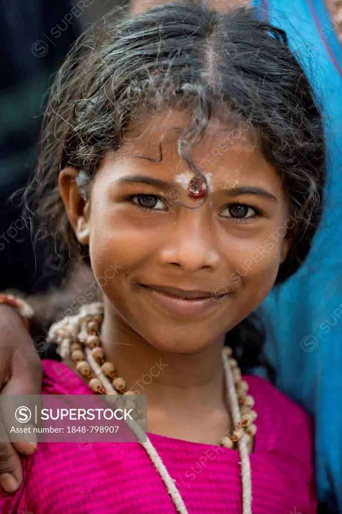 Girl, part of a pilgriming Hindu family, portrait, Meenakshi Amman Temple or Sri Meenakshi Sundareswarar Temple
