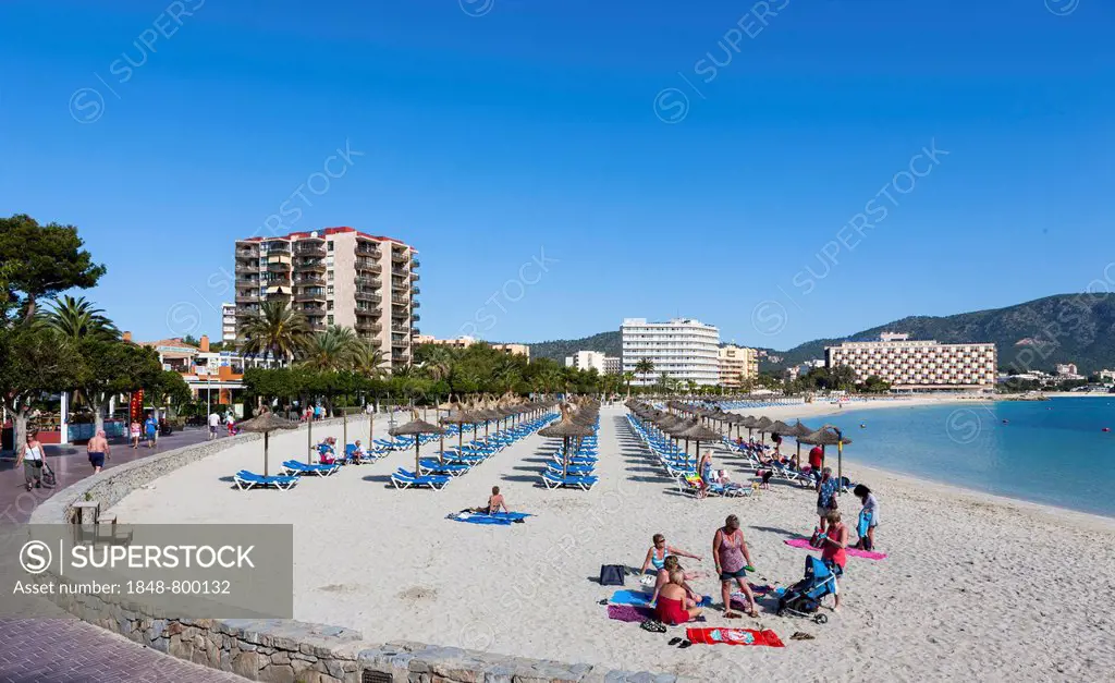 Section of beach near Palma Nova with sunbeds and hotels, Palma Nova, Majorca, Balearic Islands, Spain, Europe