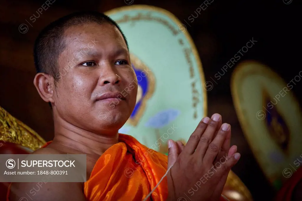 A monk praying, Wat Pho, Bangkok, Thailand, Asia