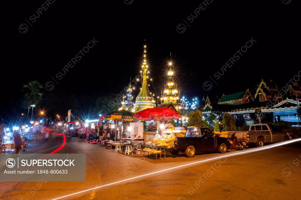 Night market outside the temple complex of Wat Jong Kham or Chong Kham and Wat Jong Klang or Chong Klang, Mae Hong Son, Northern Thailand, Thailand, A...