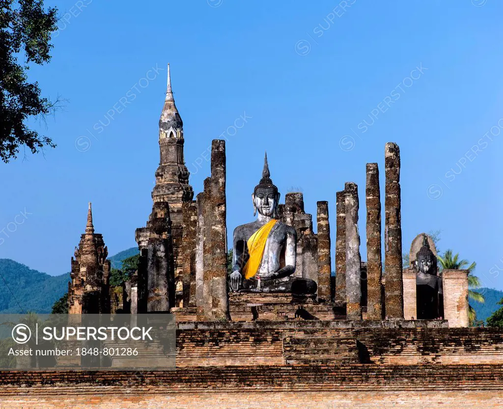 Seated Buddha at Wat Mahathat, temple ruins, pillars, chedi, Sukhothai Historical Park, Sukhothai, Sukhothai Province, Northern Thailand, Thailand