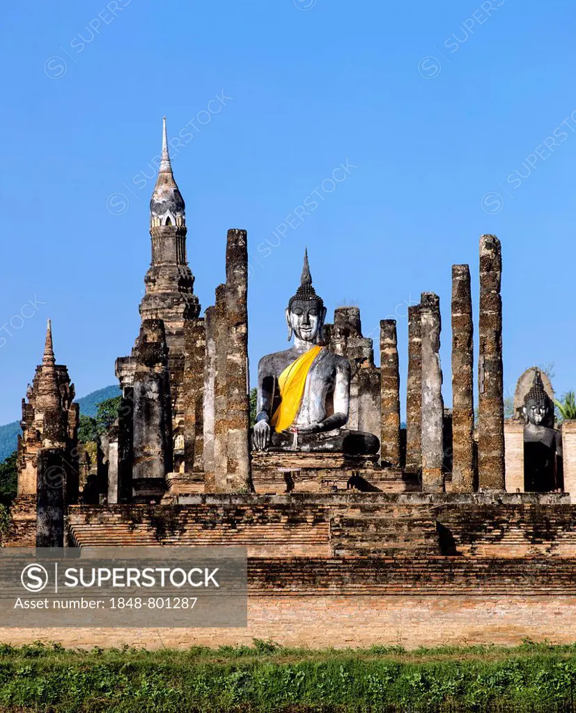Seated Buddha at Wat Mahathat, temple ruins, pillars, chedi, Sukhothai Historical Park, Sukhothai, Sukhothai Province, Northern Thailand, Thailand