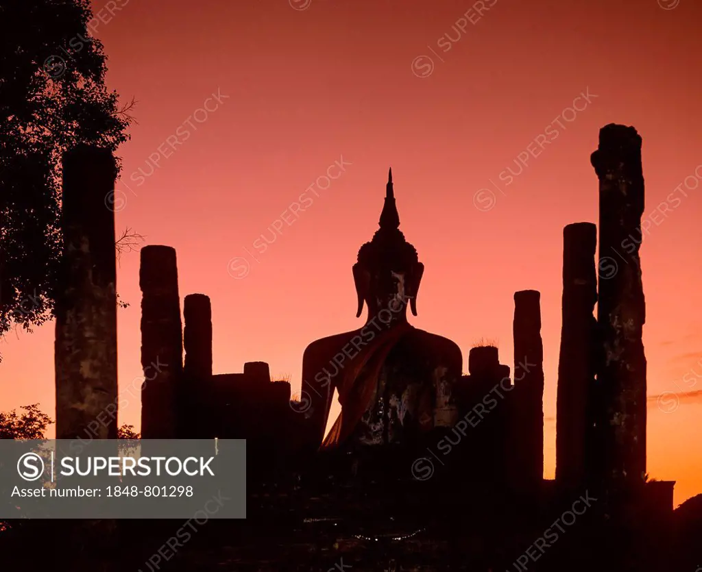 Seated Buddha at Wat Mahathat, silhouette at dusk, Sukhothai Historical Park, Sukhothai, Sukhothai Province, Northern Thailand, Thailand