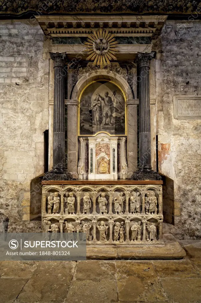 Side altar, a marble sarcophagus from the 4th century, Church of St. Trophime, historic center, Arles, Département Bouches-du-Rhône, Region Provence-A...