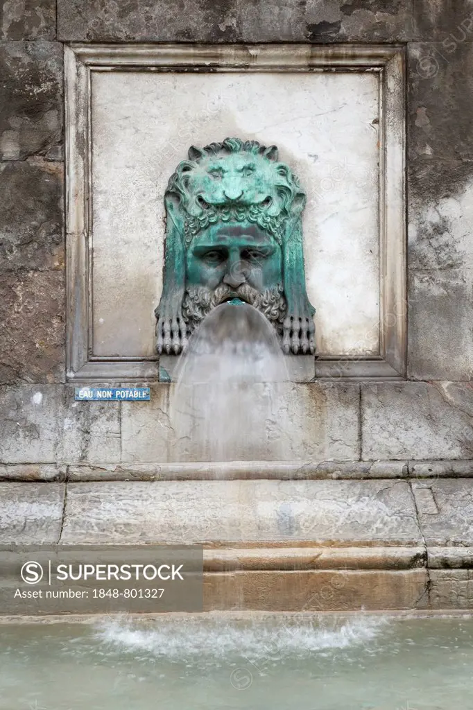 Fountain on the Place de la Republique, historic center, Arles, Département Bouches-du-Rhône, Region Provence-Alpes-Côte dAzur dAzur, France