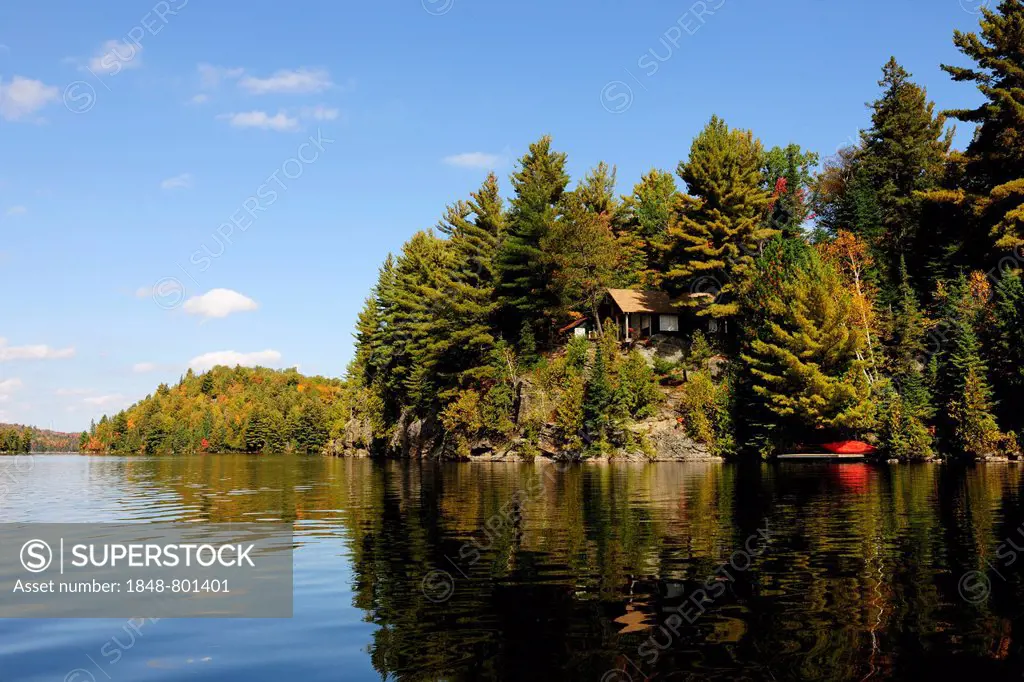 House on a rock surrounded by woods, above Canoe Lake, Algonquin Provincial Park, Ontario Province, Canada