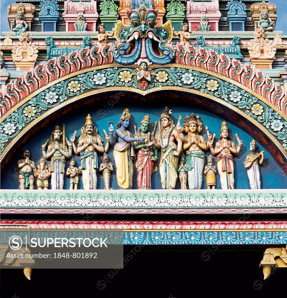 Characters from the epic Ramayana on the Gopuram or Gopura temple gateway, Meenakshi Amman Temple or Sri Meenakshi Sundareswarar Temple, Madurai, Tami...