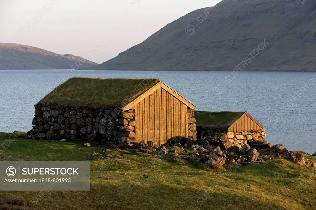 Boat houses, traditional sod houses on Lake Sørvágsvatn or Leitisvatn, evening mood, Vágar oder Vagar, Faroe Islands, Denmark