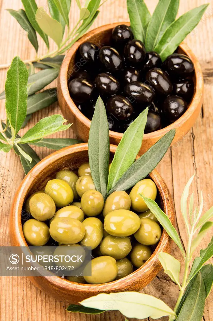 Black and green olives in two wooden bowls, Germany