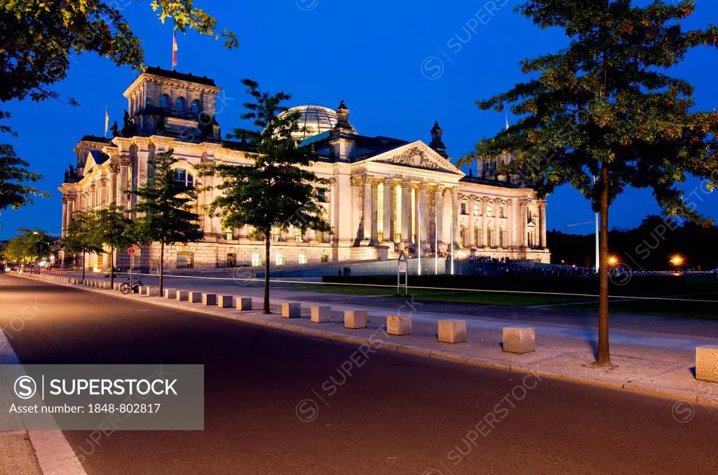 Reichstag in the evening, building of the German federaql parliament in the dawn, Berlin, Germany