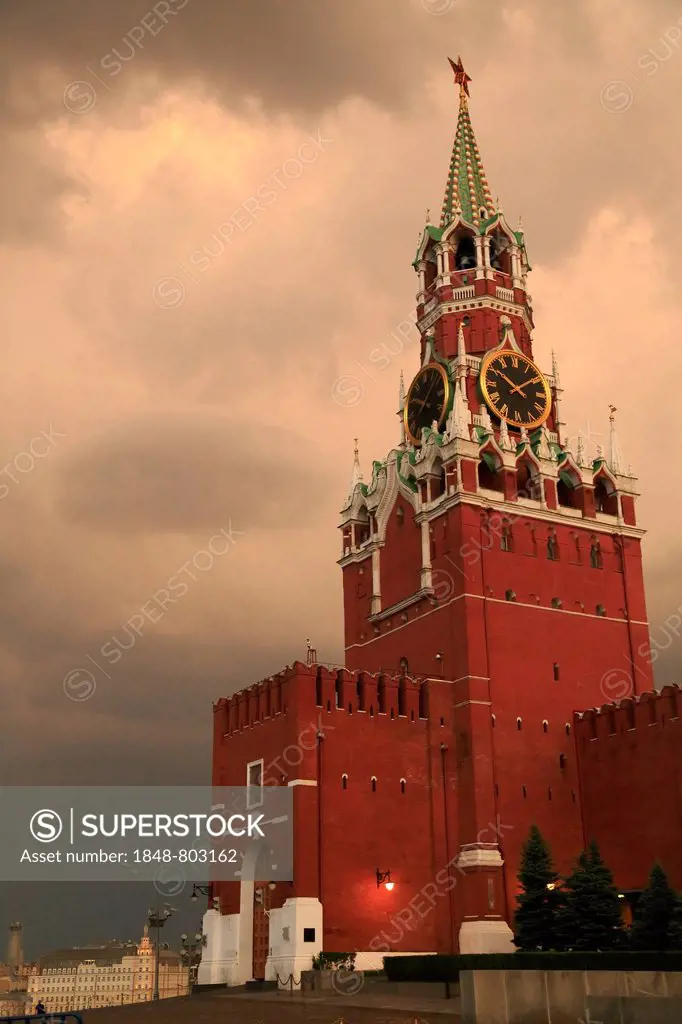 Saviour's Tower of the Kremlin on Red Square, Krasnaya Ploshchad, stormy atmosphere, the evening