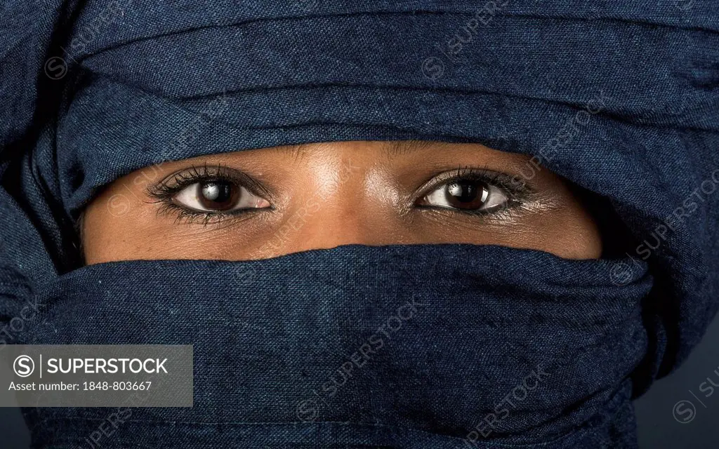 Tuareg girl, Targia, veiled with a chech with only her eyes visible, Algeria, North Africa, Africa