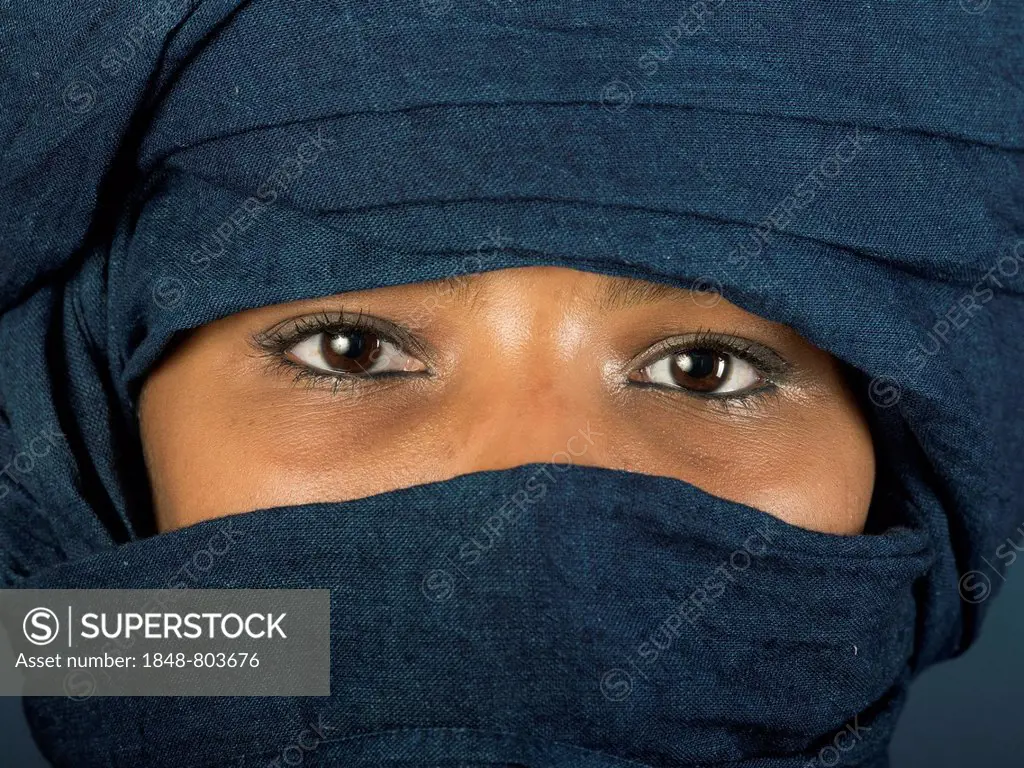 Tuareg girl, Targia, veiled with a chech with only her eyes visible, Algeria, North Africa, Africa