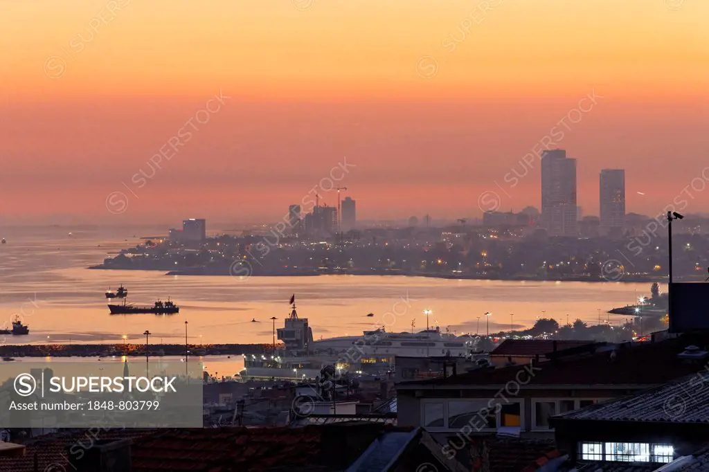 Evening mood on the shore of the Marmara Sea, view from Old City Sultanahmet, Istanbul, Turkey, Europe