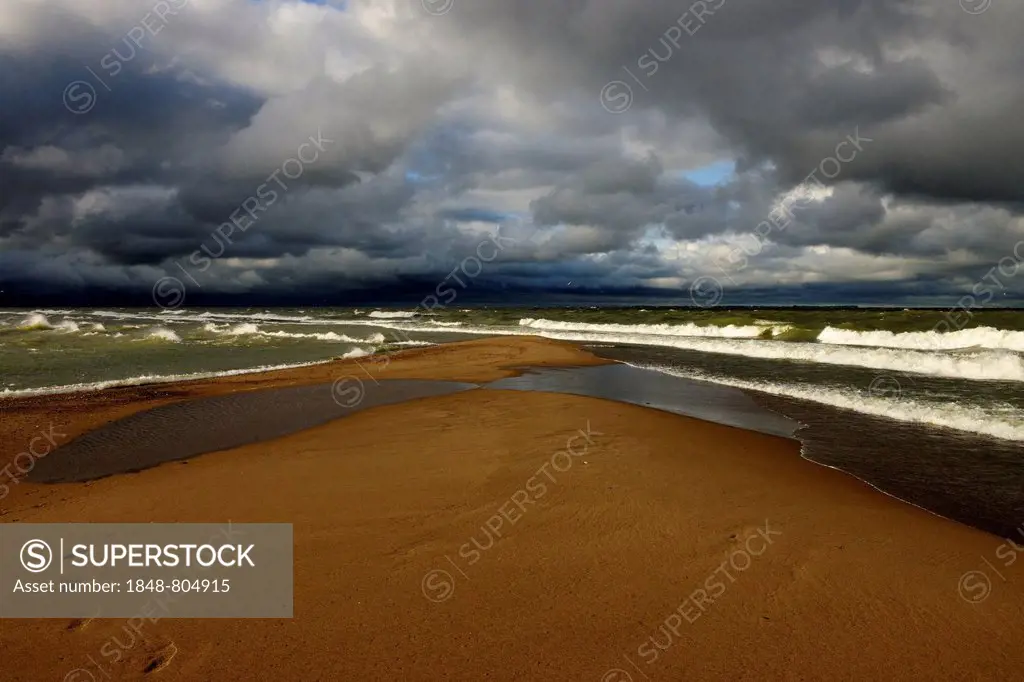 Storm and dark rain clouds over the southernmost point of Canada on Lake Erie, Point Pelee Nationalpark, Lake Erie, Ontario Province, Canada