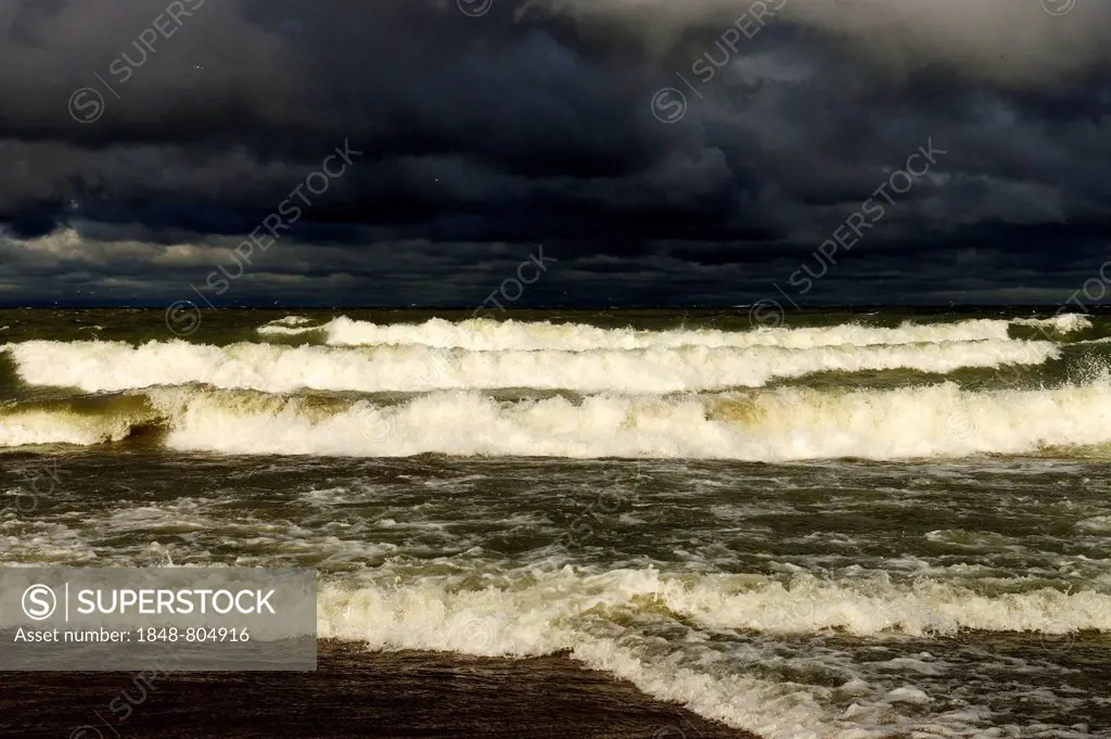Dark rain clouds over the storm-tossed Lake Erie, Point Pelee Nationalpark, Lake Erie, Ontario Province, Canada