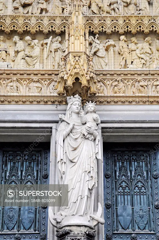 Statue of Virgin Mary and the Child Jesus at the entrance portal, Cologne Cathedral, Cologne, Rhineland, North Rhine-Westphalia, Germany