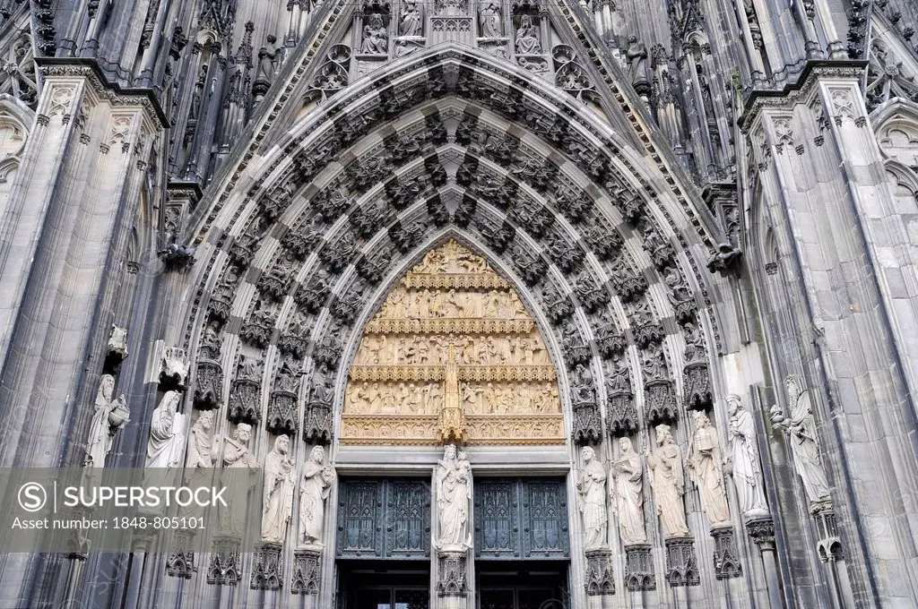 Statues at the entrance portal, Cologne Cathedral, Cologne, Rhineland, North Rhine-Westphalia, Germany