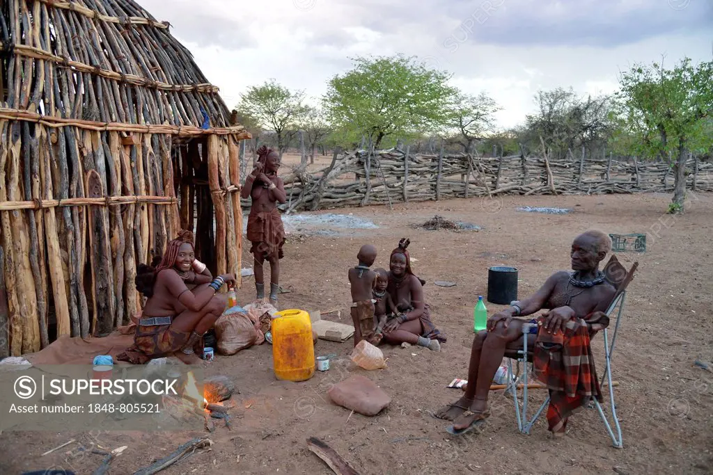 Chief Hikuminue Kapika, chief of the Namibian Himba, with his family at the fire in his kraal, Omuramba, Kaokoland, Kunene, Namibia