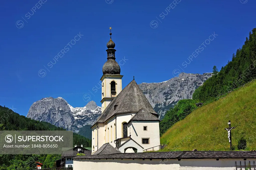 St. Sebastian Parish Church, built in 1512, in front of the Reiter Alps, Ramsau bei Berchtesgaden, Berchtesgadener Land District, Upper Bavaria, Bavar...