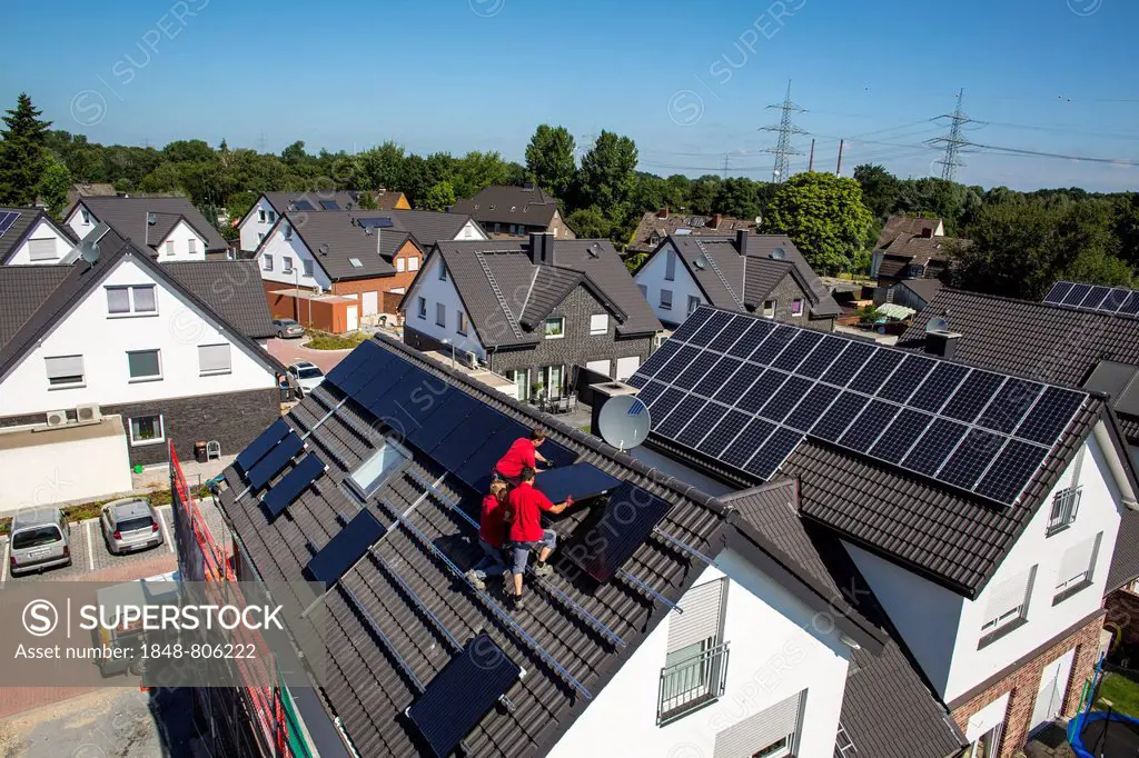 Construction of a solar energy system on a house, installation of solar panels on a pitched roof, Bottrop, Ruhr district, North Rhine-Westphalia, Germ...