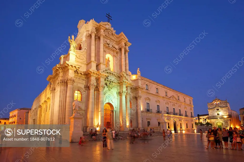 Cathedral Square with the Cathedral of Santa Maria delle Colonne, Ortygia, Syracuse, Province of Syracuse, Sicily, Italy