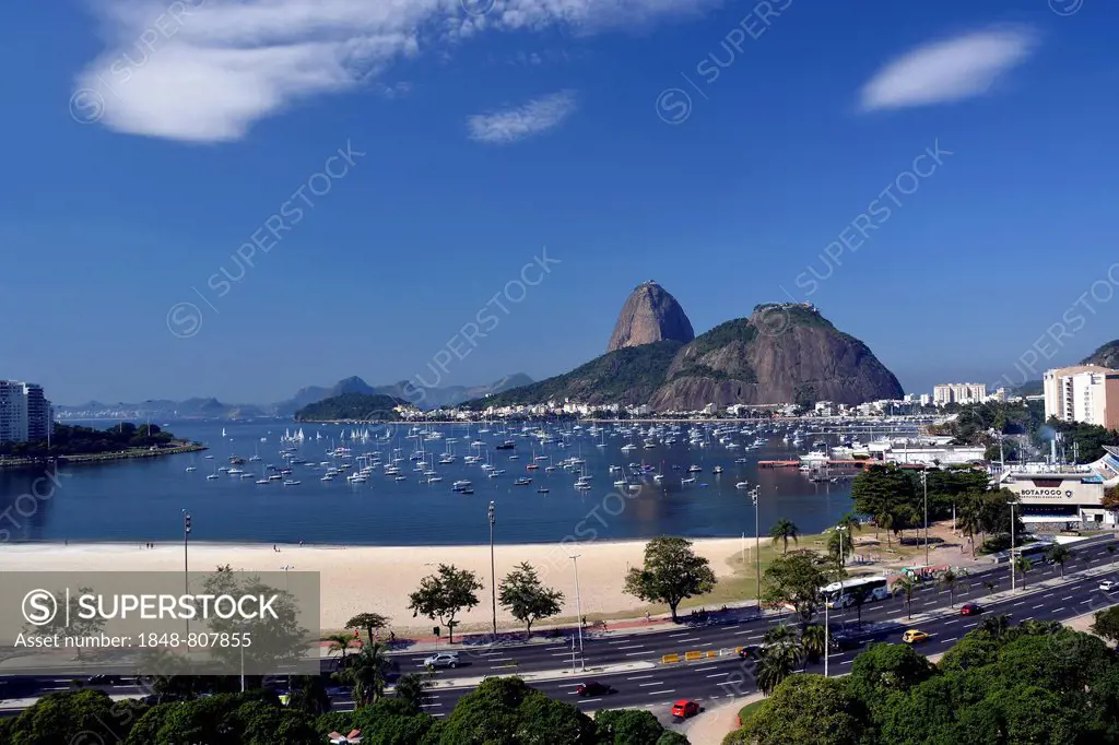 Botafogo beach, Sugarloaf Mountain or Pío de Açúcar at back, Botafogo, Rio de Janeiro, Rio de Janeiro State, Brazil