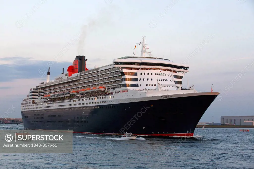 Cruise ship, MS Queen Mary 2, departing Hamburg harbour on the Elbe River in the evening light, Hamburg, Hamburg, Germany