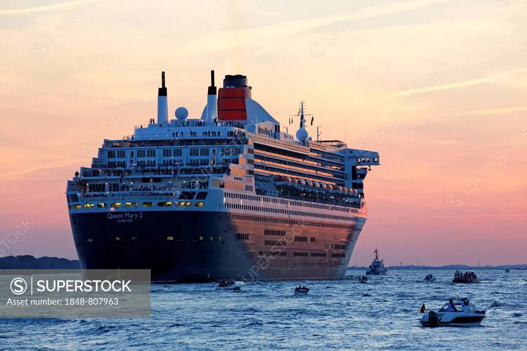 Cruise ship, MS Queen Mary 2, departing Hamburg harbour on the Elbe River at sunset, Hamburg, Hamburg, Germany