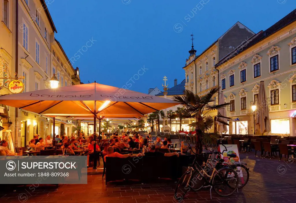 Street cafe in the pedestrian zone, Alter Platz square, historic center, Klagenfurt, Carinthia, Austria