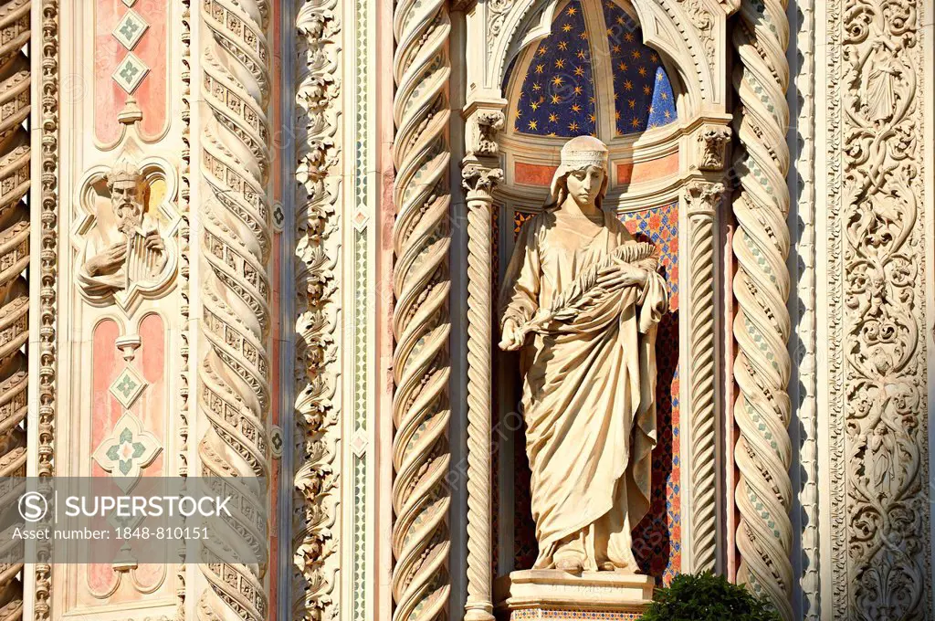 Statue of Saint Reparata on the facade of the Duomo of Florence, Cattedrale di Santa Maria del Fiore, Florence, Tuscany, Italy