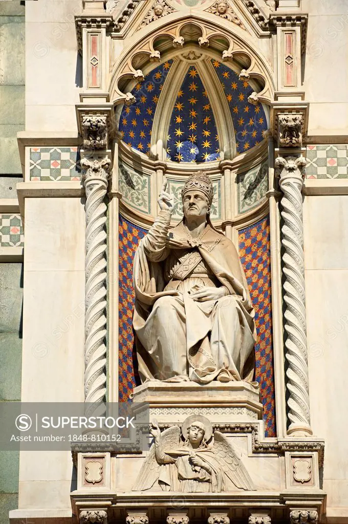 Statue of Pope Eugene IV on the facade of the Duomo of Florence, Cattedrale di Santa Maria del Fiore, Florence, Tuscany, Italy